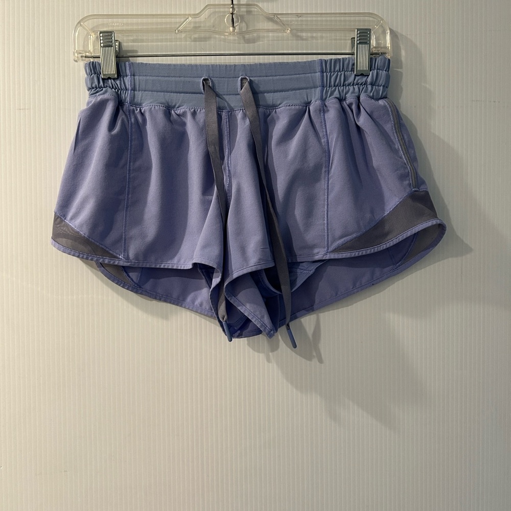 LULULEMON Athletica Hotty Hot Shorts 2.5” . SIZE 6